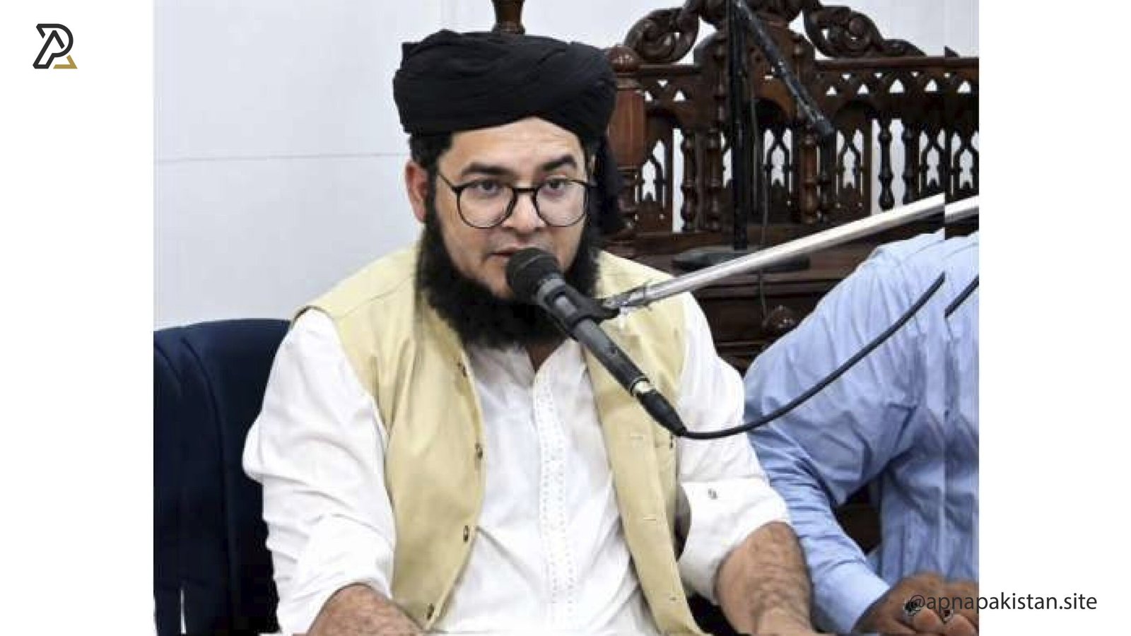 5 سال مال پیسہ کھانے کے بعد مومنہ اقبال کو یاد آیا ثاقب چدھڑ مجھے گندے میسج کرتا ہے، ناصر مدنی کا طنز