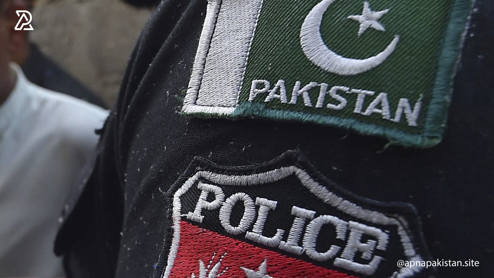 لاہور: پولیس والے سوشل میڈیا پر باوردی تصاویر و ویڈیوز شیئر نہیں کرسکیں گے، پرانا مواد حذف کرنے کا بھی حکم